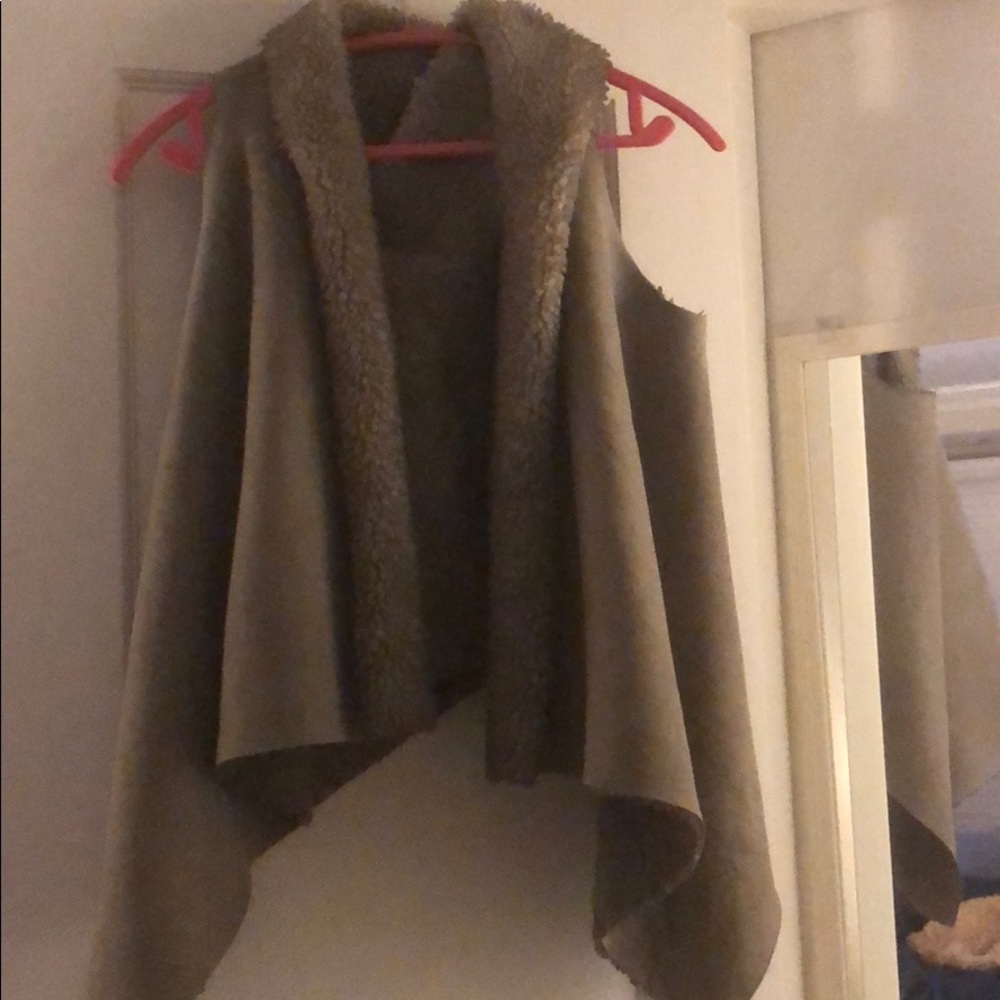 Tan / cream shearling toggle vest